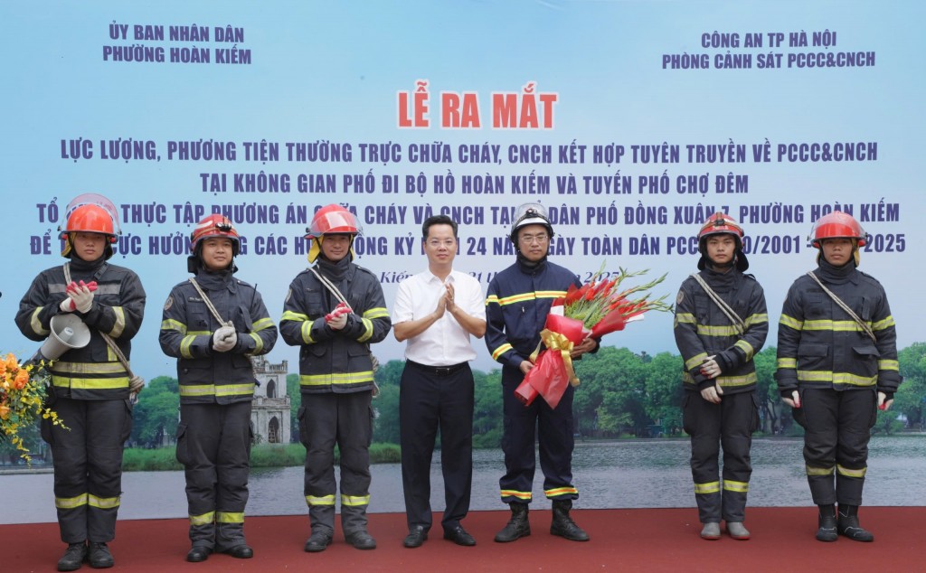Ra mắt lực lượng thường trực chữa cháy tại tuyến phố đi bộ