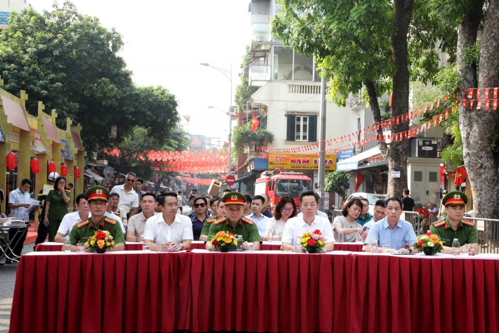 Các đại biểu dự Lễ ra mắt lực lượng thường trực chữa cháy, CNCH tại không gian phố đi bộ hồ Hoàn Kiếm