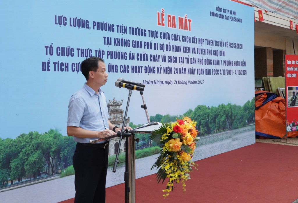 Ông Nguyễn Toàn Thắng - Phó Chủ tịch UBND phường Hoàn Kiếm phát biểu giao nhiệm vụ cho lực lượng thường trực chữa cháy phố cổ