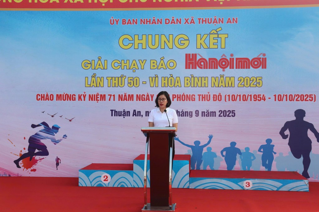 Phó Chủ tịch UBND xã Thuận An Nguyễn Thanh Hương phát biểu.