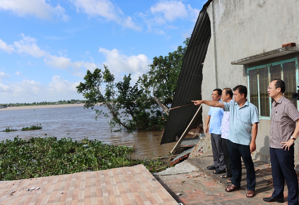 Chủ tịch UBND tỉnh Trần Trí Quang (bìa phải) khảo sát khu vực sạt lở bờ sông Tiền Chủ tịch UBND tỉnh Trần Trí Quang (bìa phải) khảo sát khu vực sạt lở bờ sông Tiền