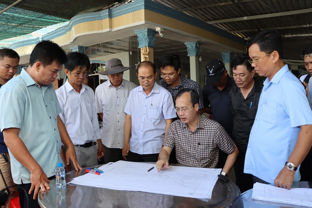 Lãnh đạo tỉnh khảo sát bản đồ đo đạc, giám sát đánh giá ổn định bờ sông Tiền Lãnh đạo tỉnh khảo sát bản đồ đo đạc, giám sát đánh giá ổn định bờ sông Tiền