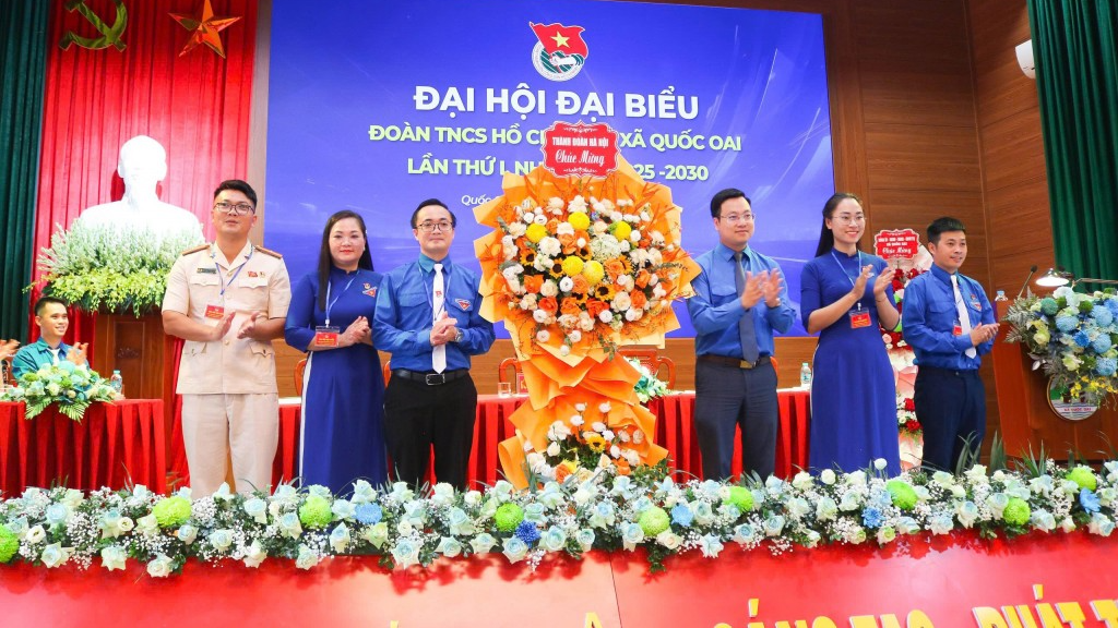 Phó Bí thư Thành đoàn Hà Nội Trần Quang Hưng tặng hoa chúc mừng Đại hội Phó Bí thư Thành đoàn Hà Nội Trần Quang Hưng tặng hoa chúc mừng Đại hội