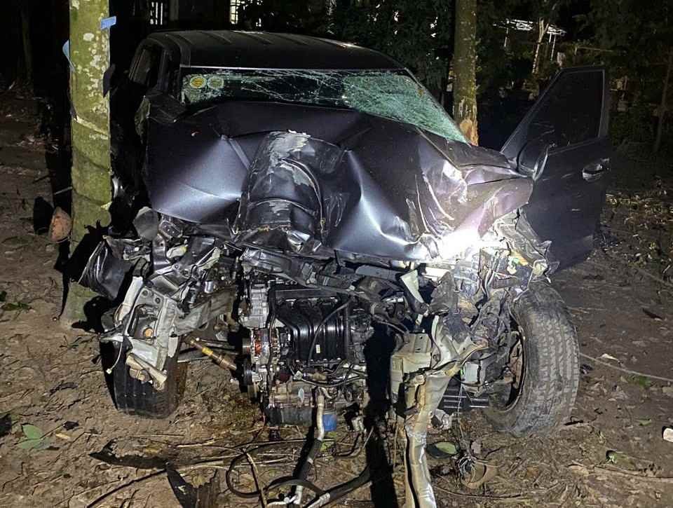 Xe ô tô biến dạng sau khi tông trúng 3 mẹ con đi xe máy.