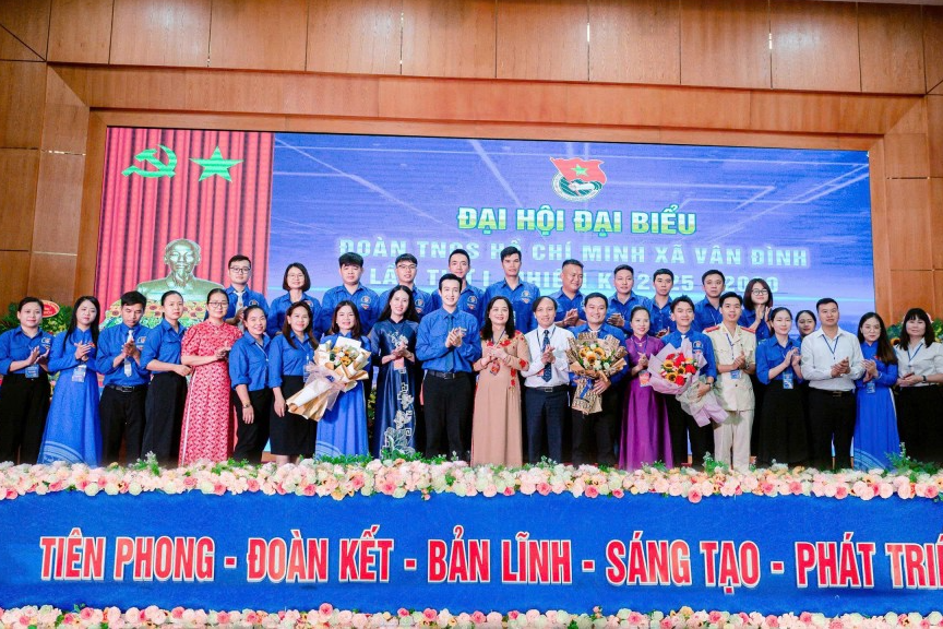 Các vị đại biểu tặng hoa chúc mừng Ban Chấp hành Đoàn xã Vân Đình nhiệm kỳ 2025 - 2030