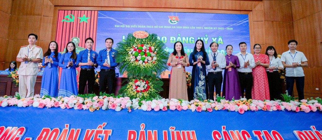 Lãnh đạo xã Vân Đình tặng hoa chúc mừng Đại hội