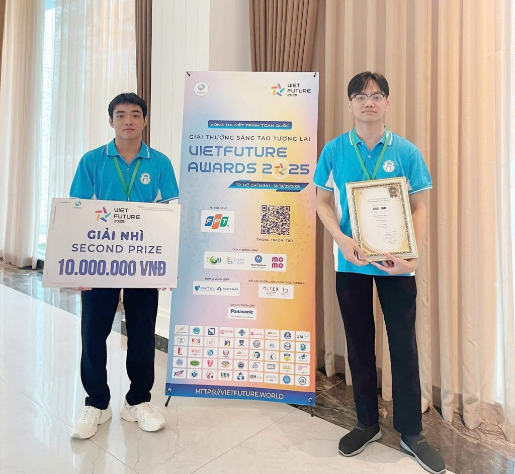 Hai sinh viên Khoa Công nghệ thông tin, Trường Đại học Mở Hà Nội gồm Phạm Tuấn Khang và Nguyễn Văn Phúc thuộc nhóm HOU Last Hope với sự hướng dẫn của Cô Mai Thị Thúy Hà đã xuất sắc giành giải Nhì tại cuộc thi khởi nghiệp sáng tạo VietFuture Awards 2025 