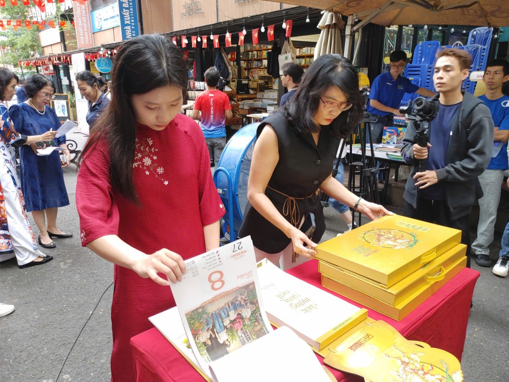 Lịch sử và khát vọng phát triển từ bộ lịch Bloc siêu cực đại