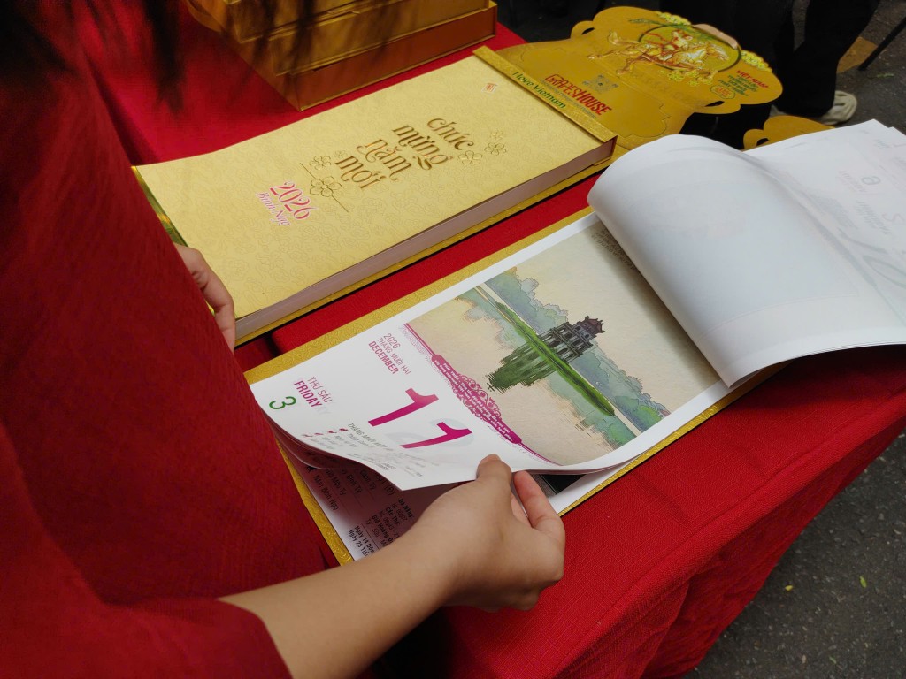 Với 365 trang, lịch được chia thành bốn chủ đề xuyên suốt: Độc lập - Thống nhất - Đổi mới - Phát triển. 