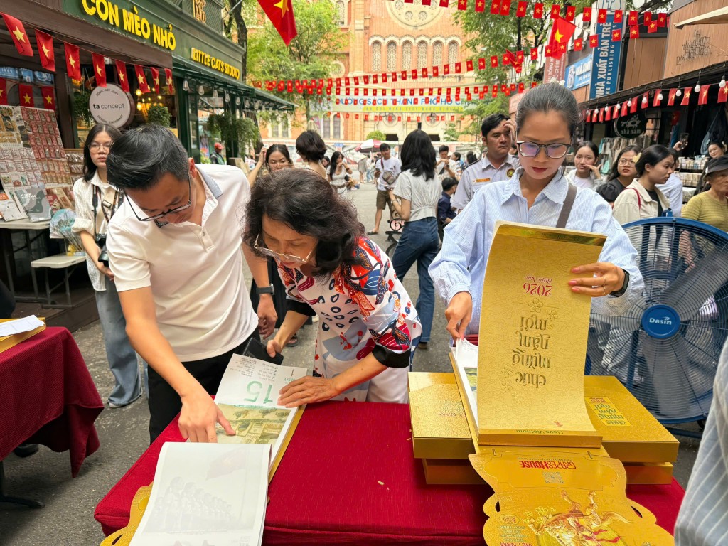 Đông đảo người dân và du khách thích thú xem bộ lịch