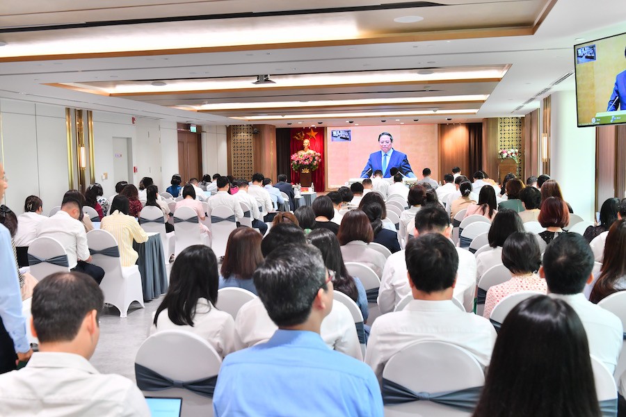 Toàn cảnh đại biểu Viecombank tham dự Hội nghị theo hình thức trực tuyến với điểm cầu tại Trụ sở chính Vietcombank Toàn cảnh đại biểu Viecombank tham dự Hội nghị theo hình thức trực tuyến với điểm cầu tại Trụ sở chính Vietcombank