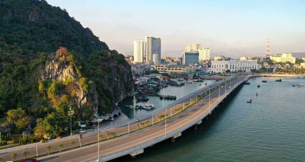 Tuyến đường bao biển ôm sát bờ di sản tạo nên cung đường ngắm Vịnh tuyệt đẹp 