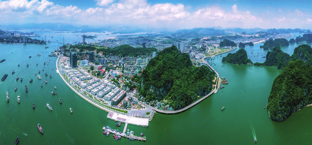 Quảng Ninh đang sở hữu tuyến đường ven biển dài gần 20 km được mệnh danh đẹp nhất Việt Nam.