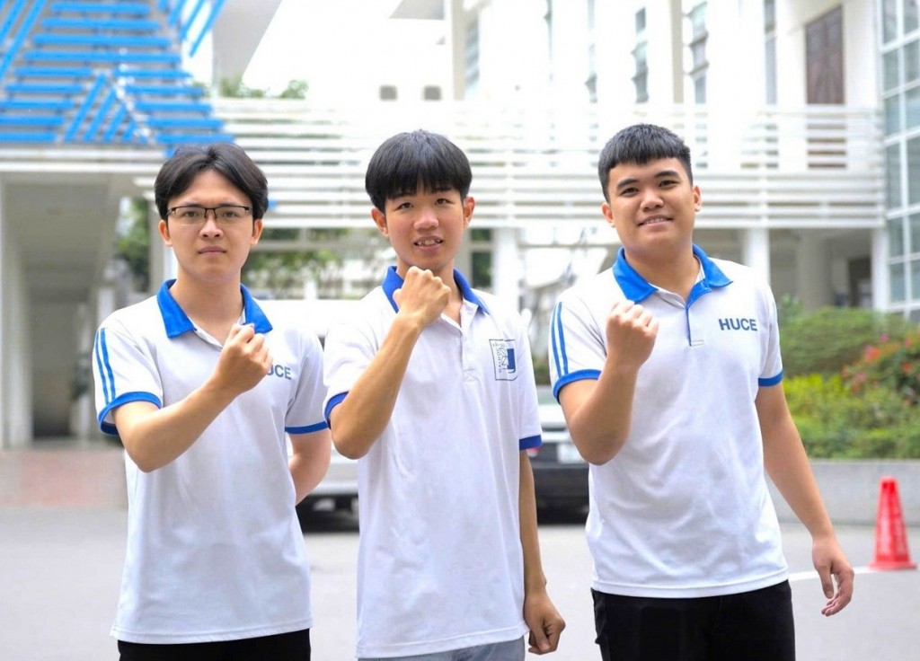 Nhóm sinh viên Trường ĐH Xây dựng Hà Nội, từ trái sang lần lượt là Nguyễn Quang Minh, Đàm Đức Sơn, Đoàn Đình Huy