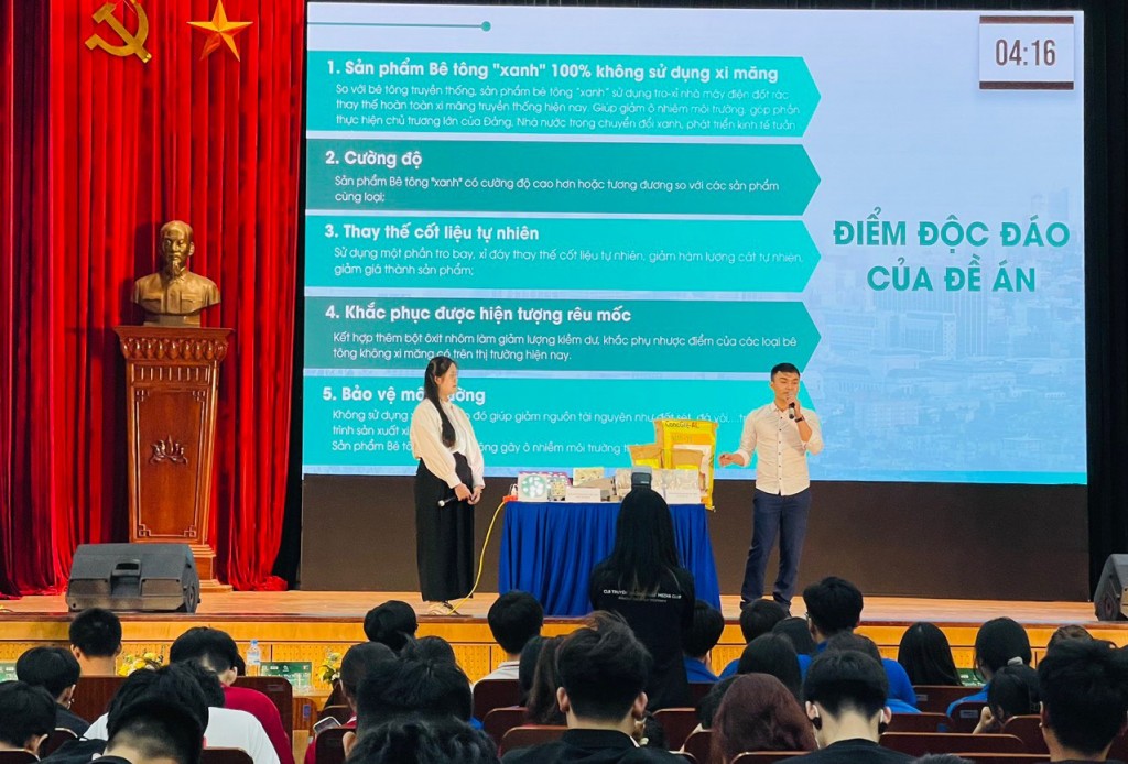Các bạn trẻ trình bày ý tưởng khởi nghiệp