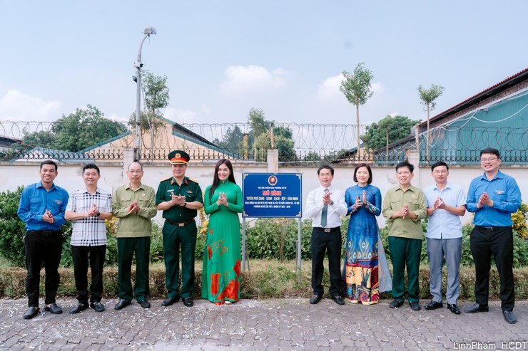 Đại biểu thực hiện nghi thức gắn biển mô hình Khánh thành các mô hình chào mừng Đại hội MTTQ phường Bồ Đề