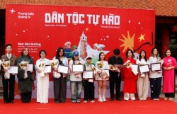 Khai mạc trưng bày tranh "Dân tộc tự hào"