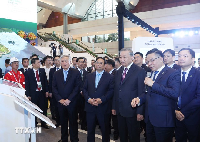 Tổng Bí thư Tô Lâm, Thủ tướng Phạm Minh Chính và các đại biểu tham quan triển lãm thành tựu khoa học, công nghệ của Tập đoàn Công nghiệp-Năng lượng quốc gia Việt Nam. (Ảnh: Quốc Khánh/TTXVN) Tổng Bí thư Tô Lâm, Thủ tướng Phạm Minh Chính và các đại biểu tham quan triển lãm thành tựu khoa học, công nghệ của Tập đoàn Công nghiệp-Năng lượng quốc gia Việt Nam. (Ảnh: Quốc Khánh/TTXVN)