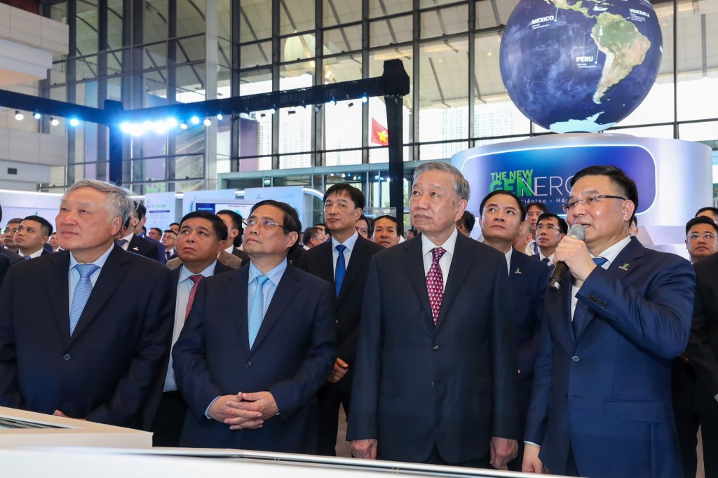 Tổng Bí thư Tô Lâm, Thủ tướng Phạm Minh Chính cùng các đại biểu tham quan Triển lãm Khoa học - Công nghệ của Petrovietnam - Ảnh: VGP Tổng Bí thư Tô Lâm, Thủ tướng Phạm Minh Chính cùng các đại biểu tham quan Triển lãm Khoa học - Công nghệ của Petrovietnam - Ảnh: VGP