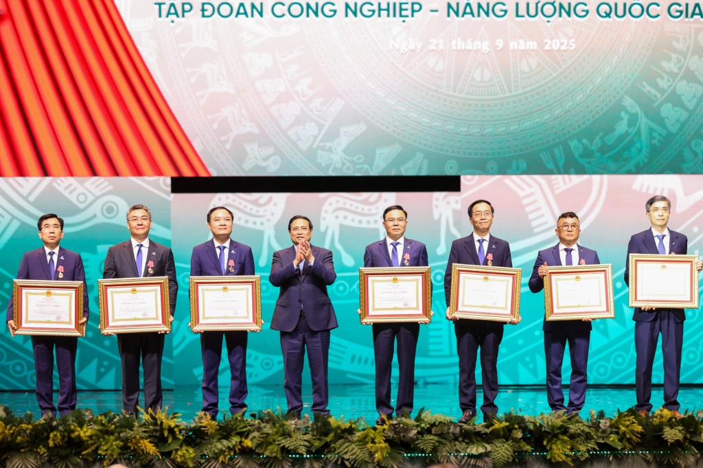 Thủ tướng Phạm Minh Chính trao Huân chương Lao động Hạng Nhất, Nhì, Ba cho các đồng chí lãnh đạo Tập đoàn - Ảnh: VGP Thủ tướng Phạm Minh Chính trao Huân chương Lao động Hạng Nhất, Nhì, Ba cho các đồng chí lãnh đạo Tập đoàn - Ảnh: VGP