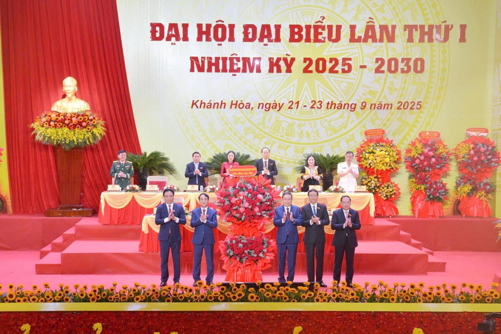 Chủ tịch Quốc hội Trần Thanh Mẫn tặng lẵng hoa chúc mừng đại hội.