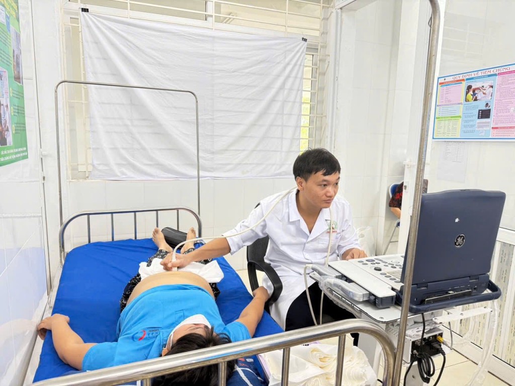 Bác sĩ siêu âm thăm khám cho các đối tượng phụ nữ trong độ tuổi sinh đẻ