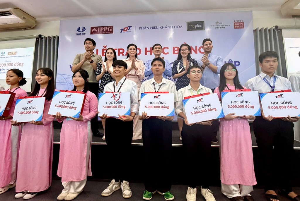 “Nâng bước tương lai” - Tấm lòng của ông Johnathan Hạnh Nguyễn dành cho thế hệ trẻ Khánh Hòa