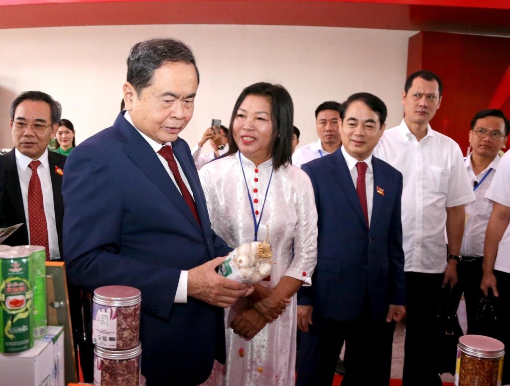 Chủ tịch Quốc hội Trần Thanh Mẫn cùng Bí thư Tỉnh ủy Nghiêm Xuân Thành xem các sản phẩm OCOP trưng bày tại triển lãm ở Cung Văn hóa Thiếu nhi tỉnh.