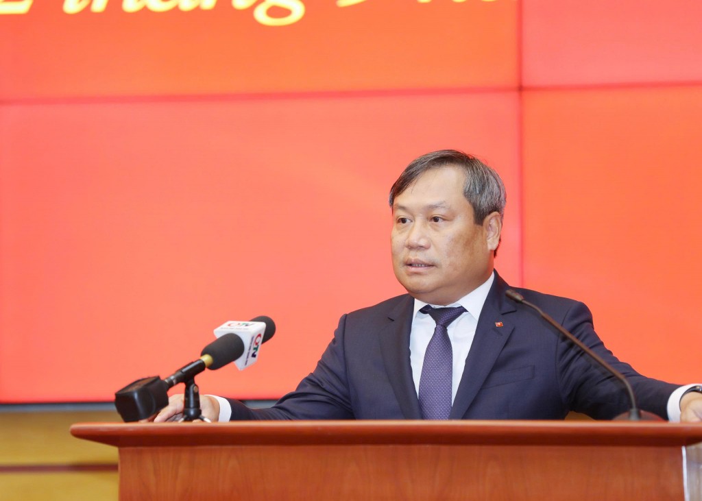 Đồng chí Vũ Đại Thắng, Ủy viên Trung ương Đảng, Bí thư Tỉnh ủy, Trưởng Đoàn ĐBQH tỉnh, phát biểu tại hội nghị.