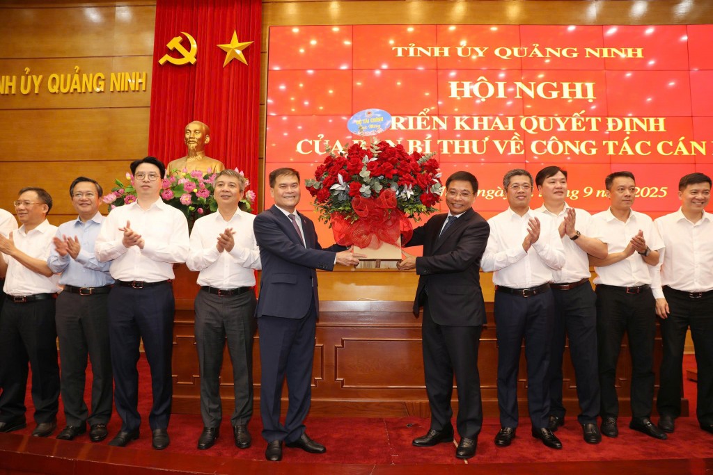 Đồng chí Nguyễn Văn Thắng, Ủy viên Trung ương Đảng, Bộ trưởng Bộ Tài chính, cùng các đồng chí trong Bộ Tài chính tặng hoa chúc mừng đồng chí Bùi Văn Khắng, Phó Bí thư Tỉnh ủy Quảng Ninh.