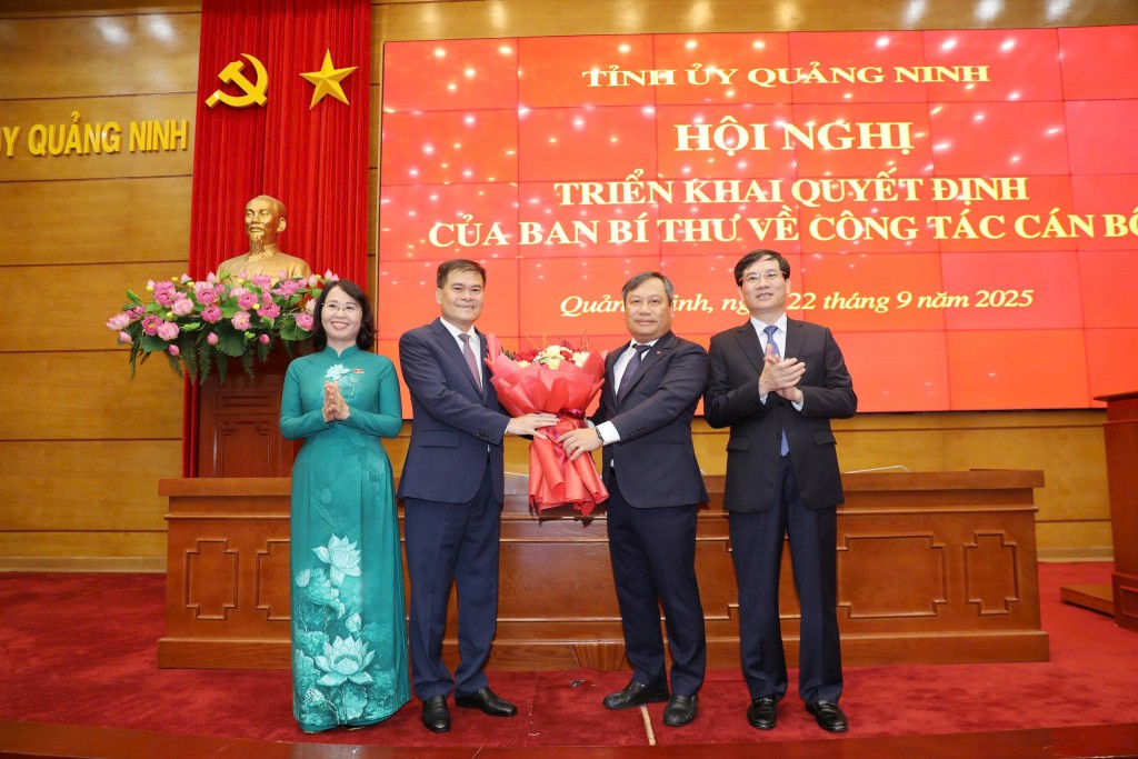 Thường trực Tỉnh ủy tặng hoa chúc mừng đồng chí Bùi Văn Khắng, Phó Bí thư Tỉnh ủy Quảng Ninh.