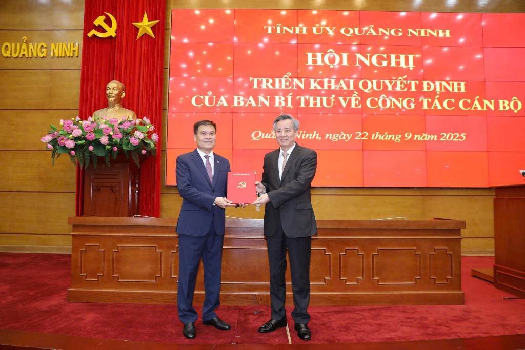 Đồng chí Nguyễn Quang Dương, Ủy viên Trung ương Đảng, Phó trưởng Ban Tổ chức Trung ương, trao Quyết định cho đồng chí Bùi Văn Khắng, Phó Bí thư Tỉnh ủy Quảng Ninh.