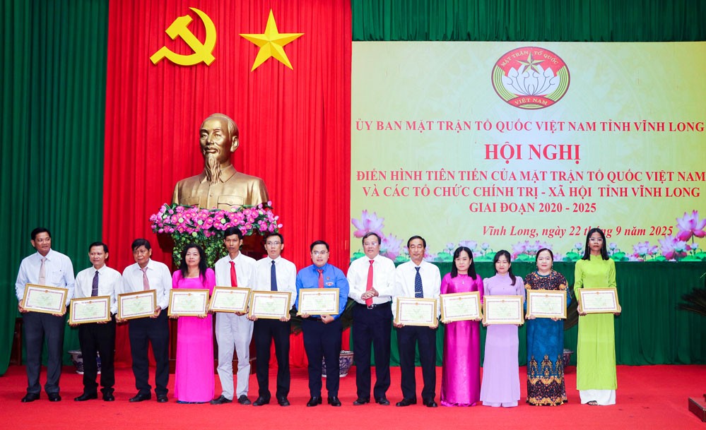 Phó Bí thư Tỉnh ủy, Chủ tịch Ủy ban MTTQ Việt Nam tỉnh- Lê Văn Hẳn trao bằng khen của Chủ tịch UBND tỉnh cho các tập thể tiêu biểu
