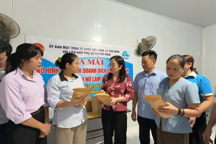 Cô gái trẻ Lê Thị Thu (thứ hai từ trái sang) giới thiệu về sản phẩm trà sen túi lọc