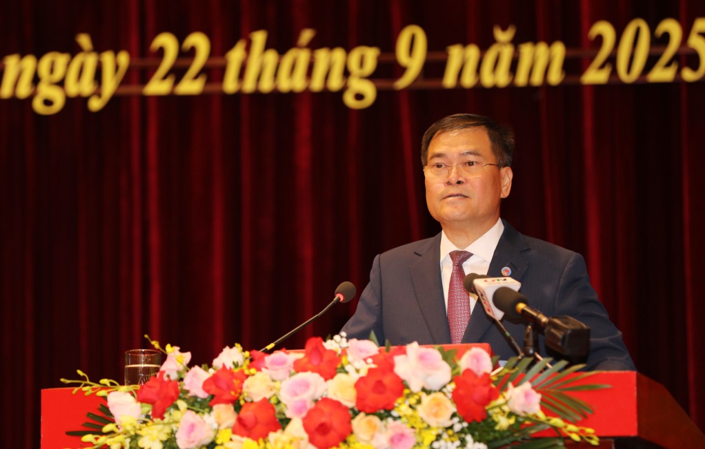 Đồng chí Bùi Văn Khắng, Chủ tịch UBND tỉnh Quảng Ninh phát biểu nhận nhiệm vụ