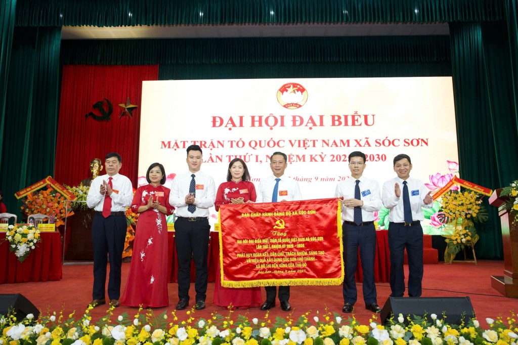 Lãnh đạo xã Sóc Sơn chúc mừng Đại hội