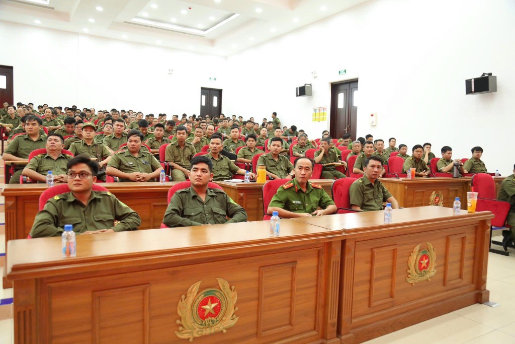 Lực lượng Công an cấp xã và lực lượng An ninh trật tự các địa phương tham gia hội nghị (ảnh: CATP)