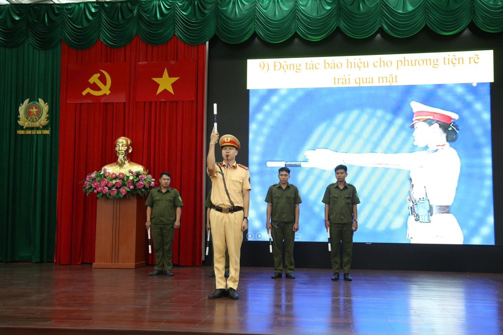 Cán bộ, chiến sĩ công an cấp xã, lực lượng an ninh trật tự ở cơ sở được tập huấn, hướng dẫn về công tác chỉ huy, điều khiển giao thông (ảnh: CATP)