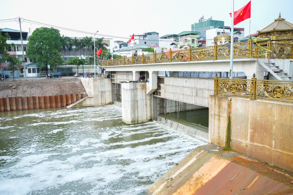 Người dân ấn tượng với công năng và kiến trúc đập dâng Tô Lịch