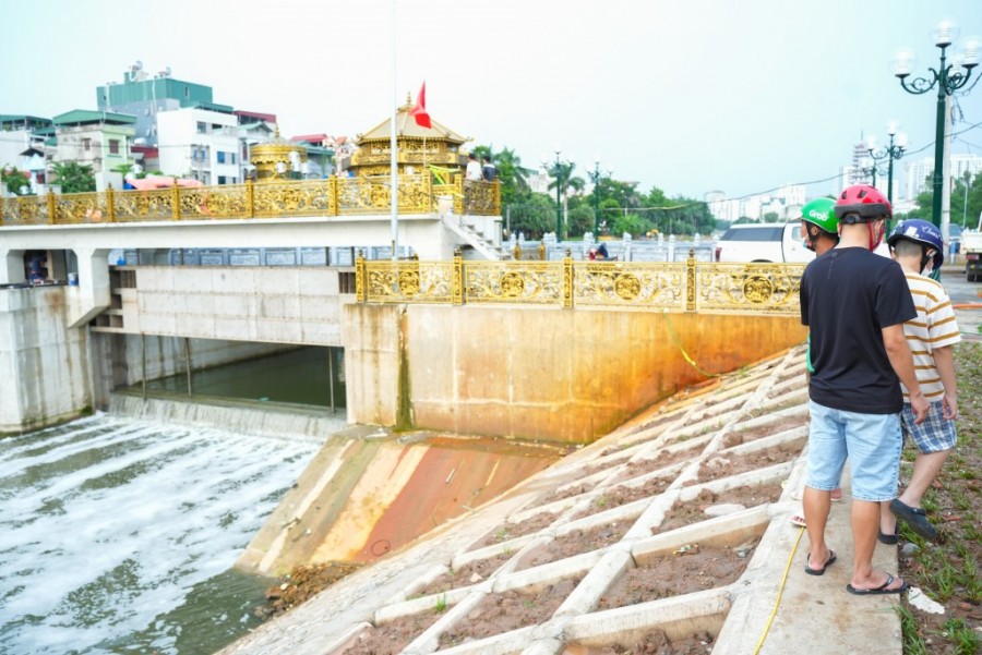 Người dân ấn tượng với công năng và kiến trúc đập dâng Tô Lịch