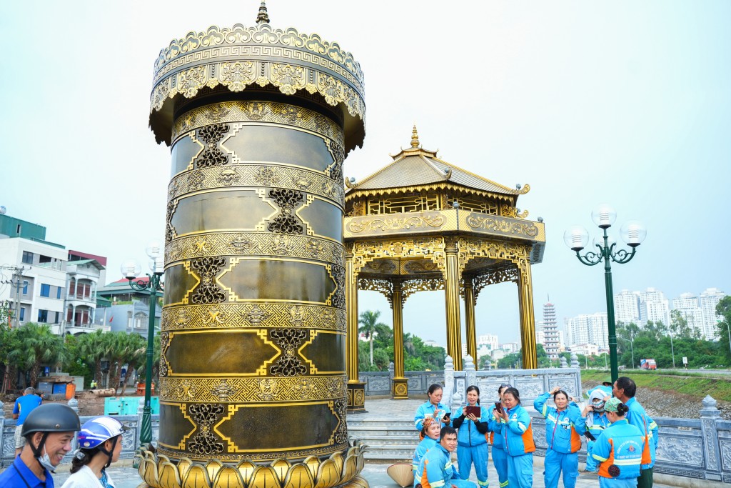 Người dân ấn tượng với công năng và kiến trúc đập dâng Tô Lịch