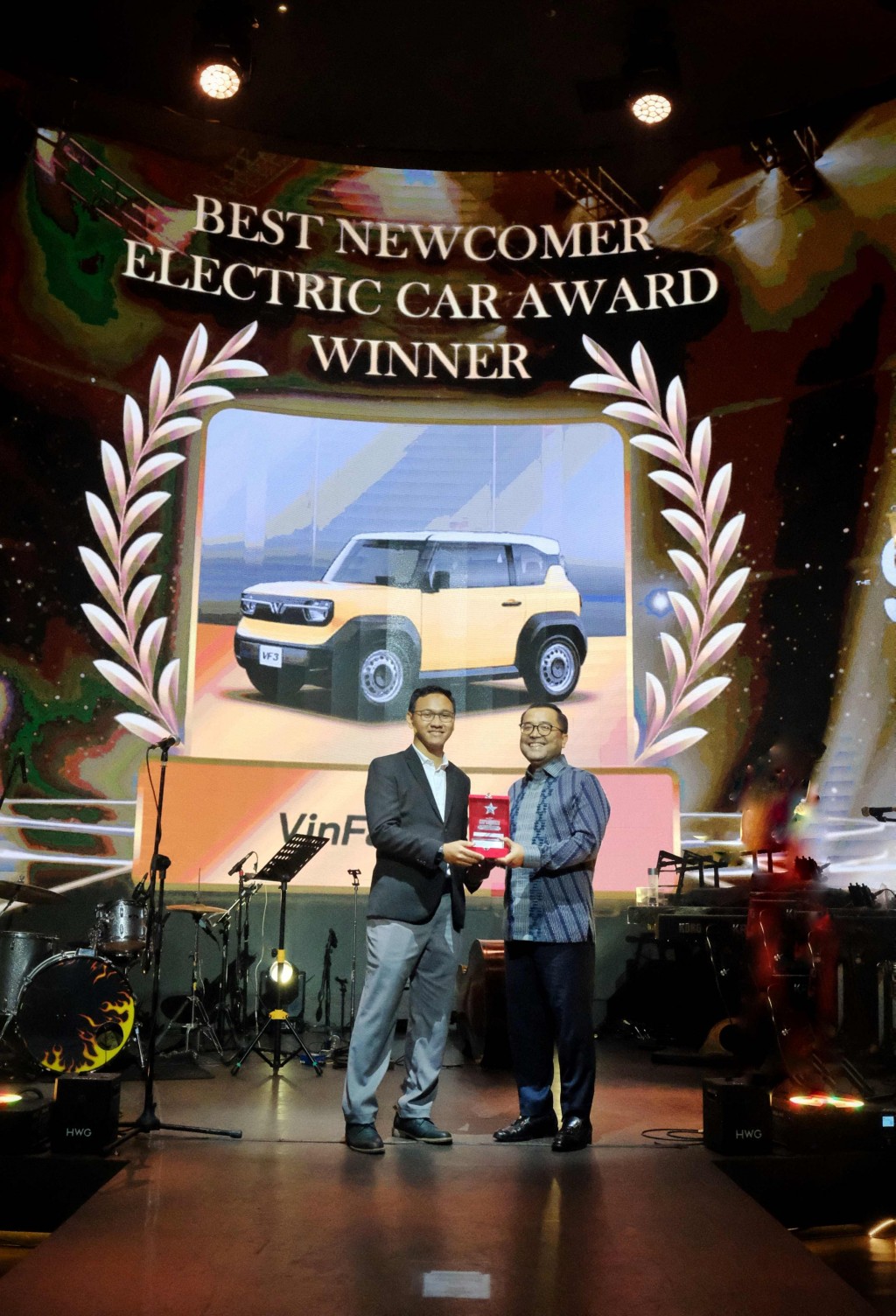 Tổng giám đốc VinFast Indonesia - Ông Kariyanto Hardjosoemarto nhận giải thưởng “Tân binh xe điện ấn tượng nhất” cho VF 3 tại Carvaganza Editors’ Choice Awards 2025