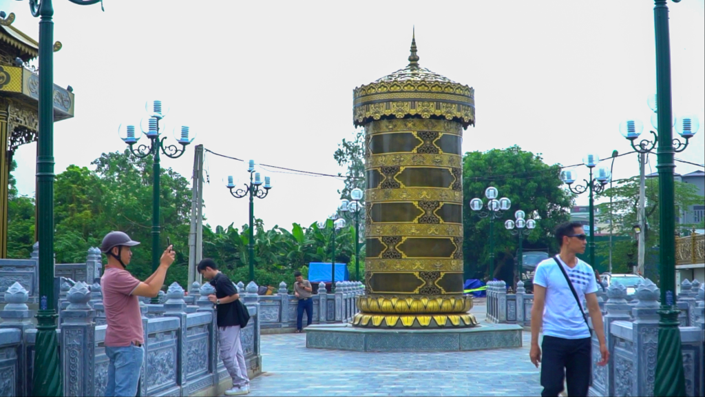 Người dân ấn tượng với công năng và kiến trúc đập dâng Tô Lịch