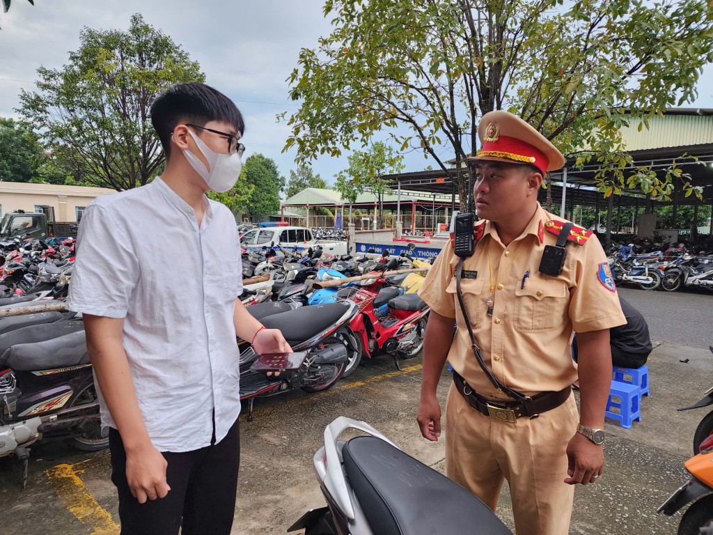 Cán bộ CSGT tiến hành kiểm tra giấy tờ đối với một trường hợp học sinh vi phạm Cán bộ CSGT tiến hành kiểm tra giấy tờ đối với một trường hợp học sinh vi phạm