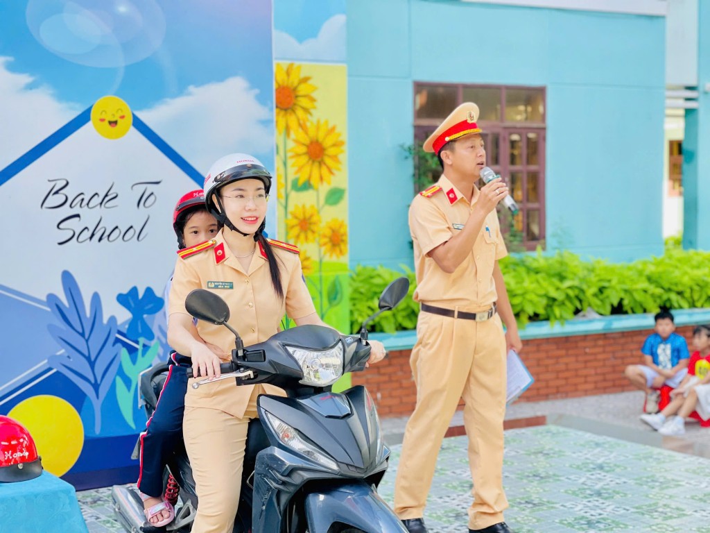 Công tác tuyên truyền pháp luật giao thông chú trọng đi sâu vào thực hành, trực quan, hướng dẫn (ảnh: Phòng CSGT) Công tác tuyên truyền pháp luật giao thông chú trọng đi sâu vào thực hành, trực quan, hướng dẫn (ảnh: Phòng CSGT)