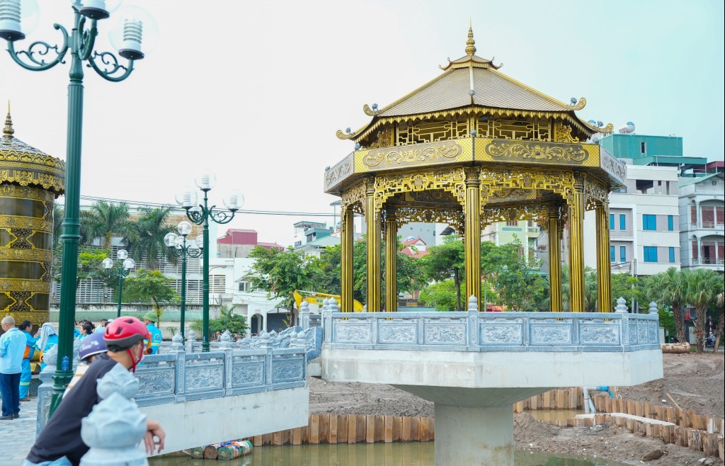 Đập dâng sông Tô Lịch thu hút người dân đến chiêm ngưỡng