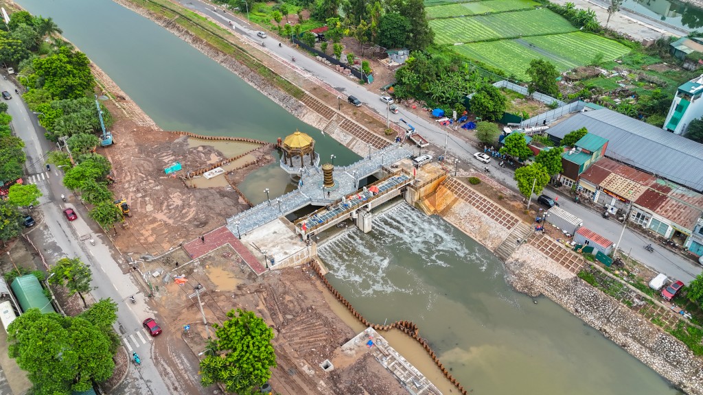 Người dân ấn tượng với công năng và kiến trúc đập dâng Tô Lịch