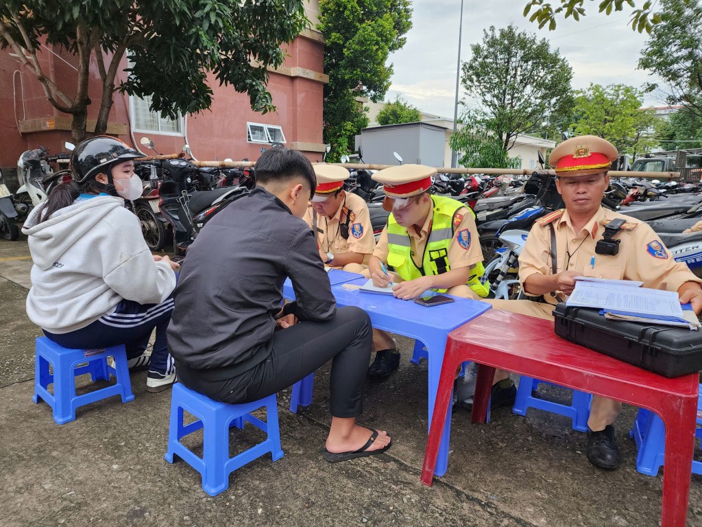 Trường hợp học sinh vi phạm bị lực lượng CSGT lập biên bản Trường hợp học sinh vi phạm bị lực lượng CSGT lập biên bản