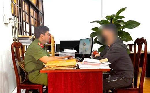 Đối tượng P.T.Đ.Q tại cơ quan điều tra (Ảnh: CA) Đối tượng P.T.Đ.Q tại cơ quan điều tra (Ảnh: CA)