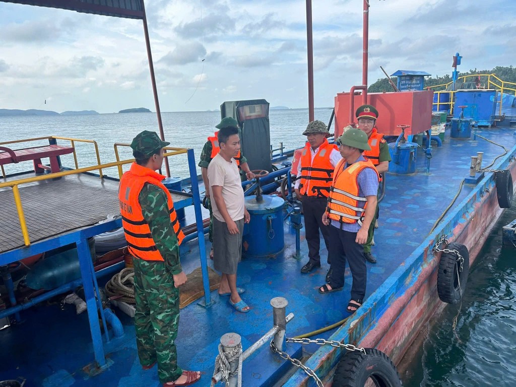 Đồn Biên phòng Thanh Lân phối hợp với tổ công tác Đặc khu tuyên truyền cho ngư dân và kêu gọi tàu thuyền tránh trú bão số 9 Đồn Biên phòng Thanh Lân phối hợp với tổ công tác Đặc khu tuyên truyền cho ngư dân và kêu gọi tàu thuyền tránh trú bão số 9